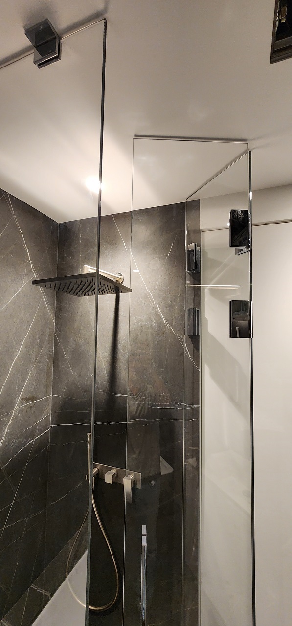 Душевые стеклянные перегородки монтаж