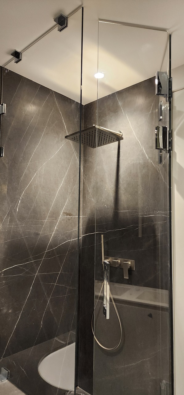 Стеклянные душевые кабины — современное решение для ванной