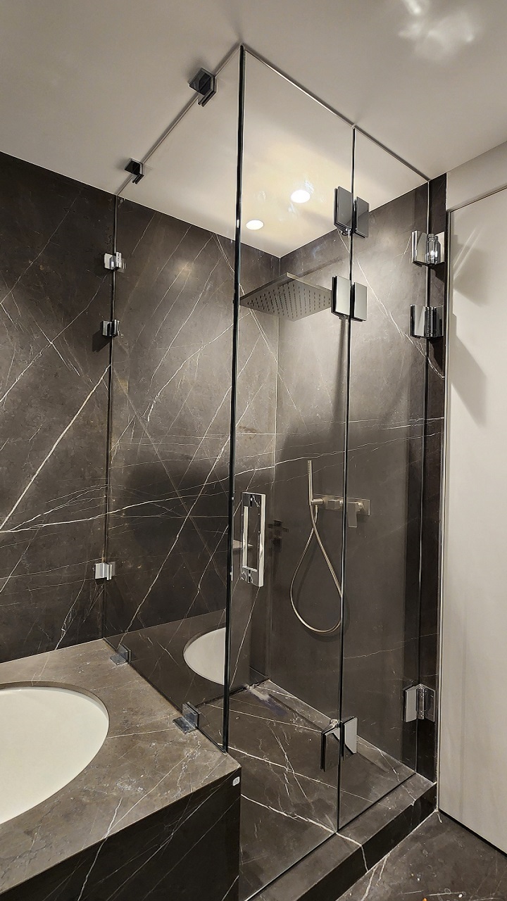 Стеклянные душевые перегородки