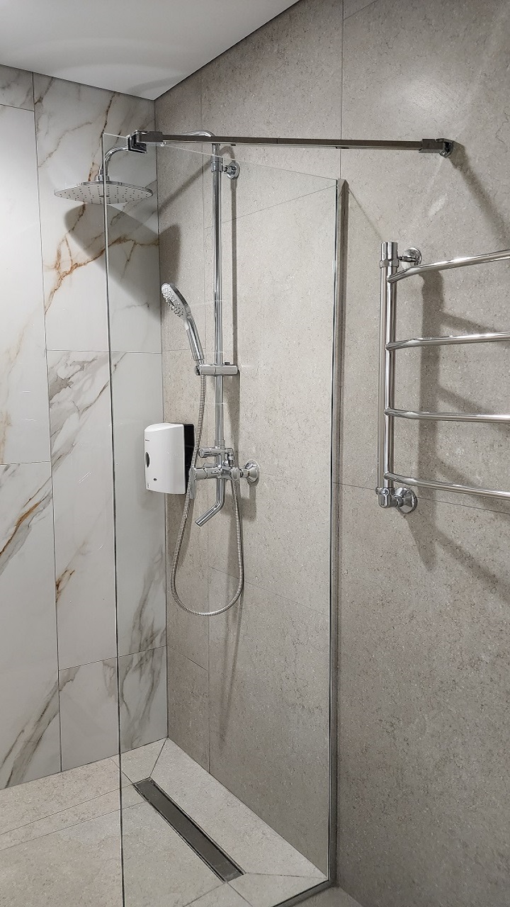 Установка душевых перегородок из стекла