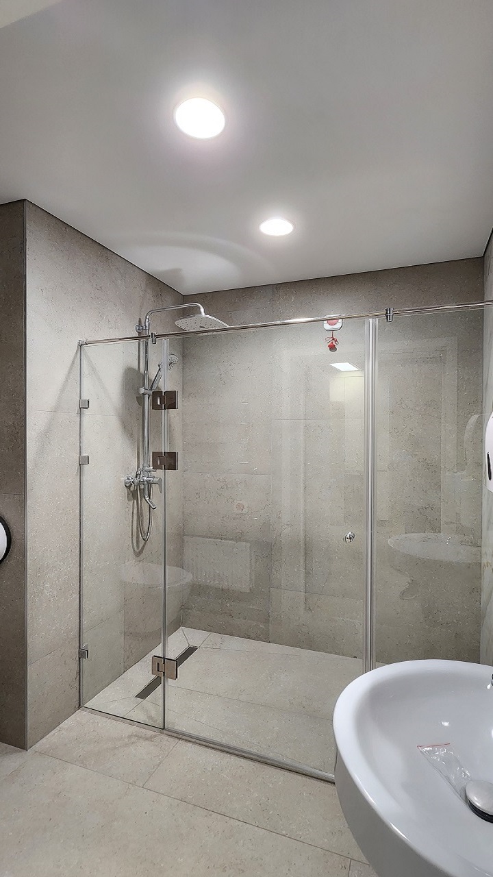 Стеклянные душевые перегородки обслуживание