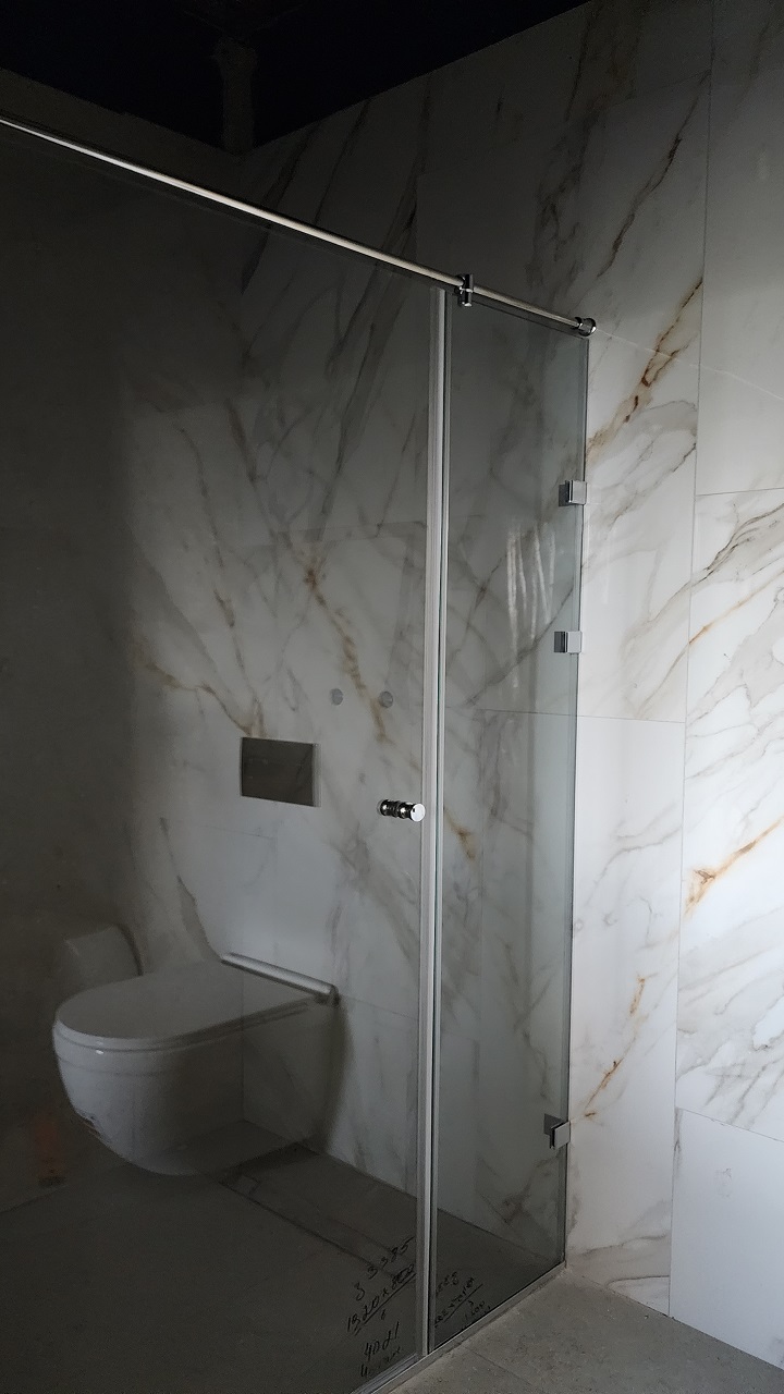 Стеклянные душевые перегородки — современное решениеСтеклянные душевые перегородки  для ванной комнаты