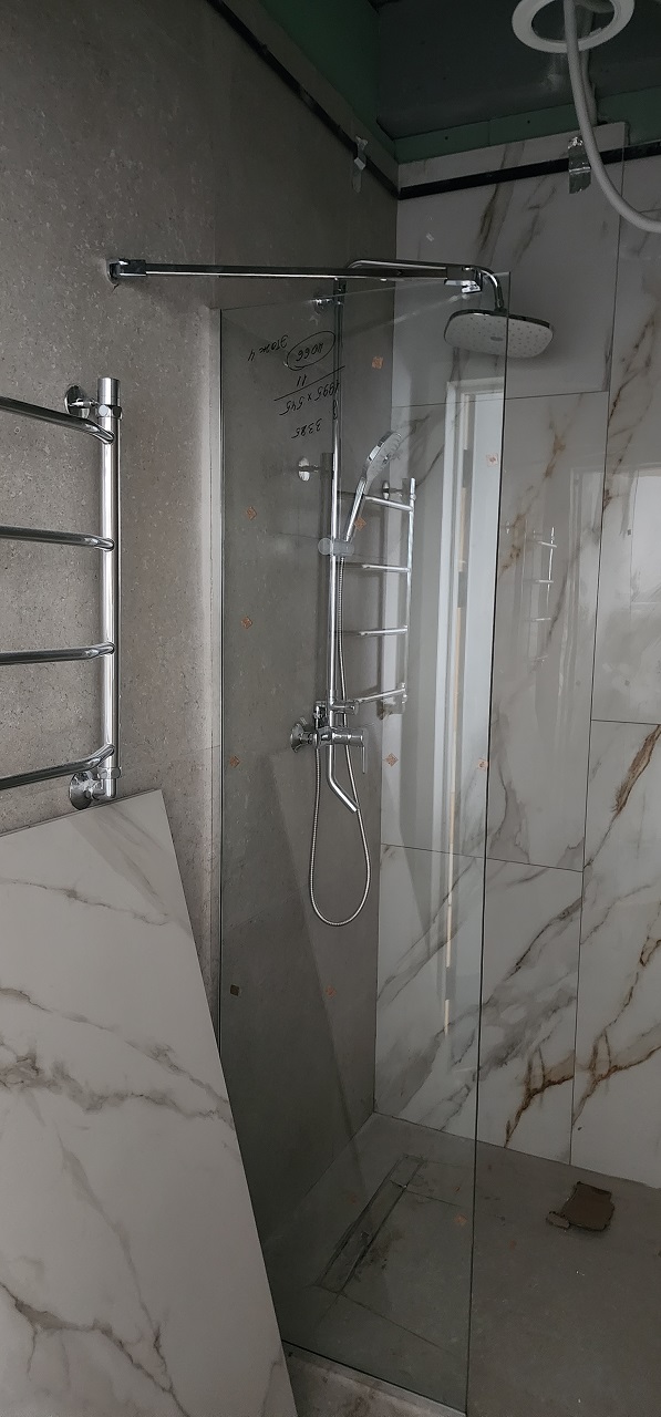 Монтаж душевых перегородок в квартире