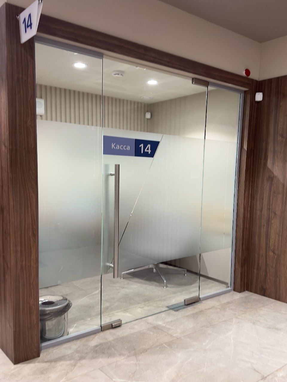 Стеклянные ограждения для касс банков