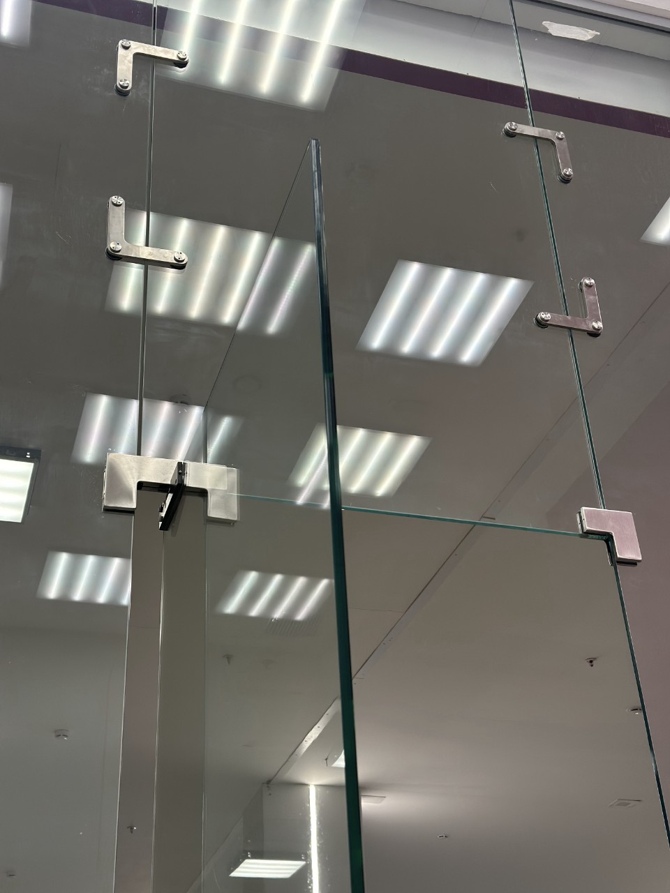 Крепление маятниковых дверей