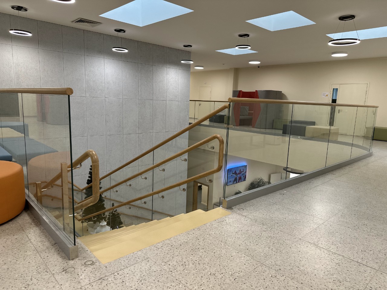 Стеклянное ограждение лестниц и галерей