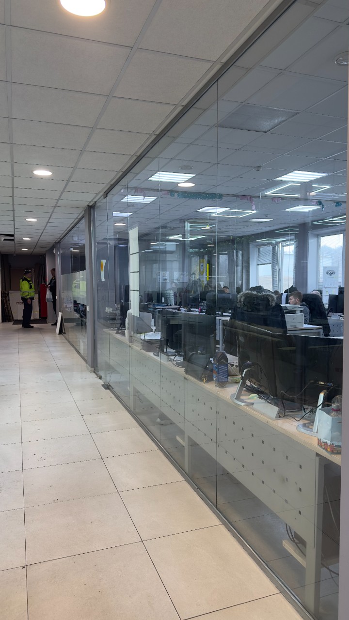 Цельностеклянные перегородки для автосервисов