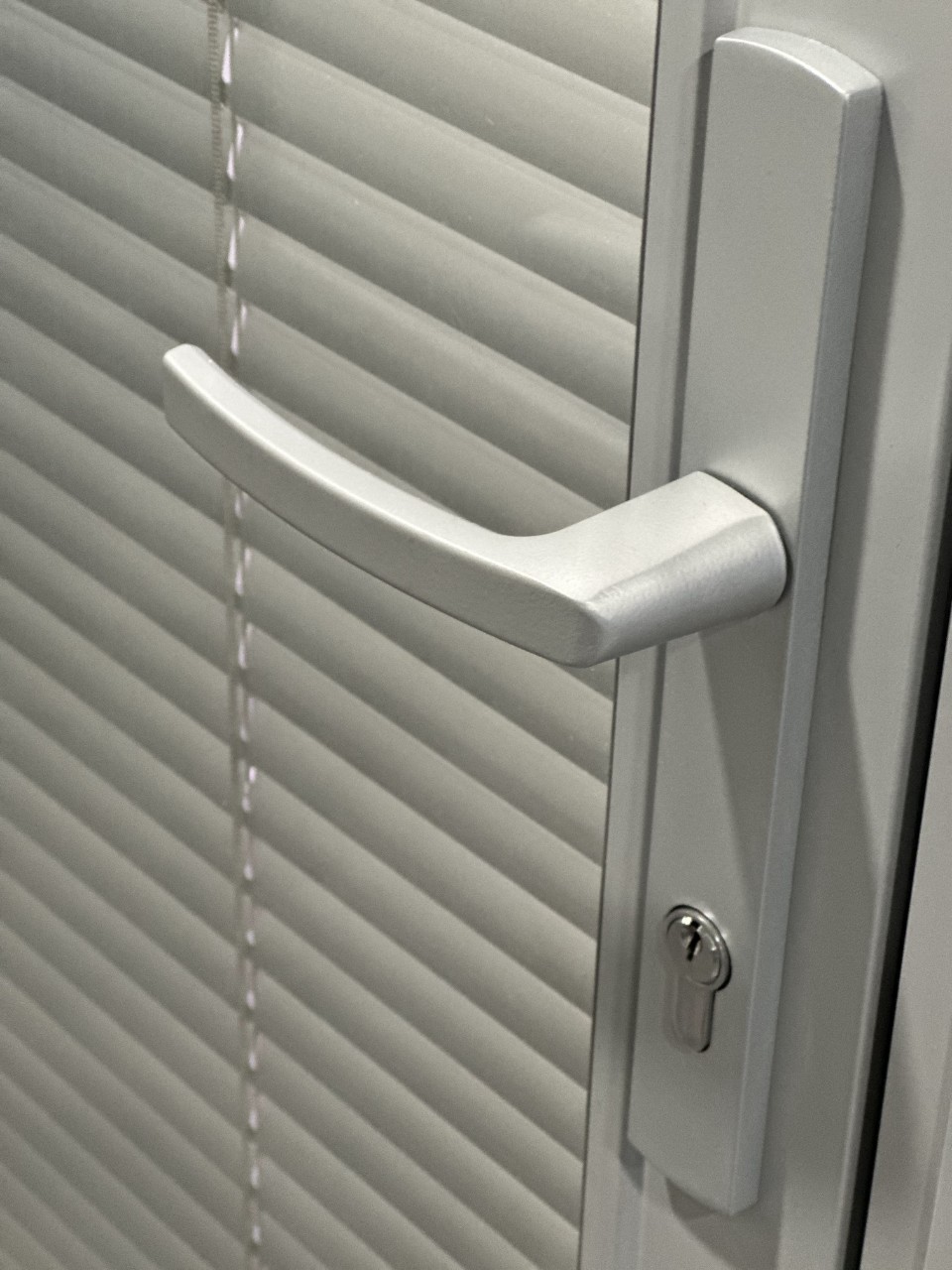 Двери с жалюзи