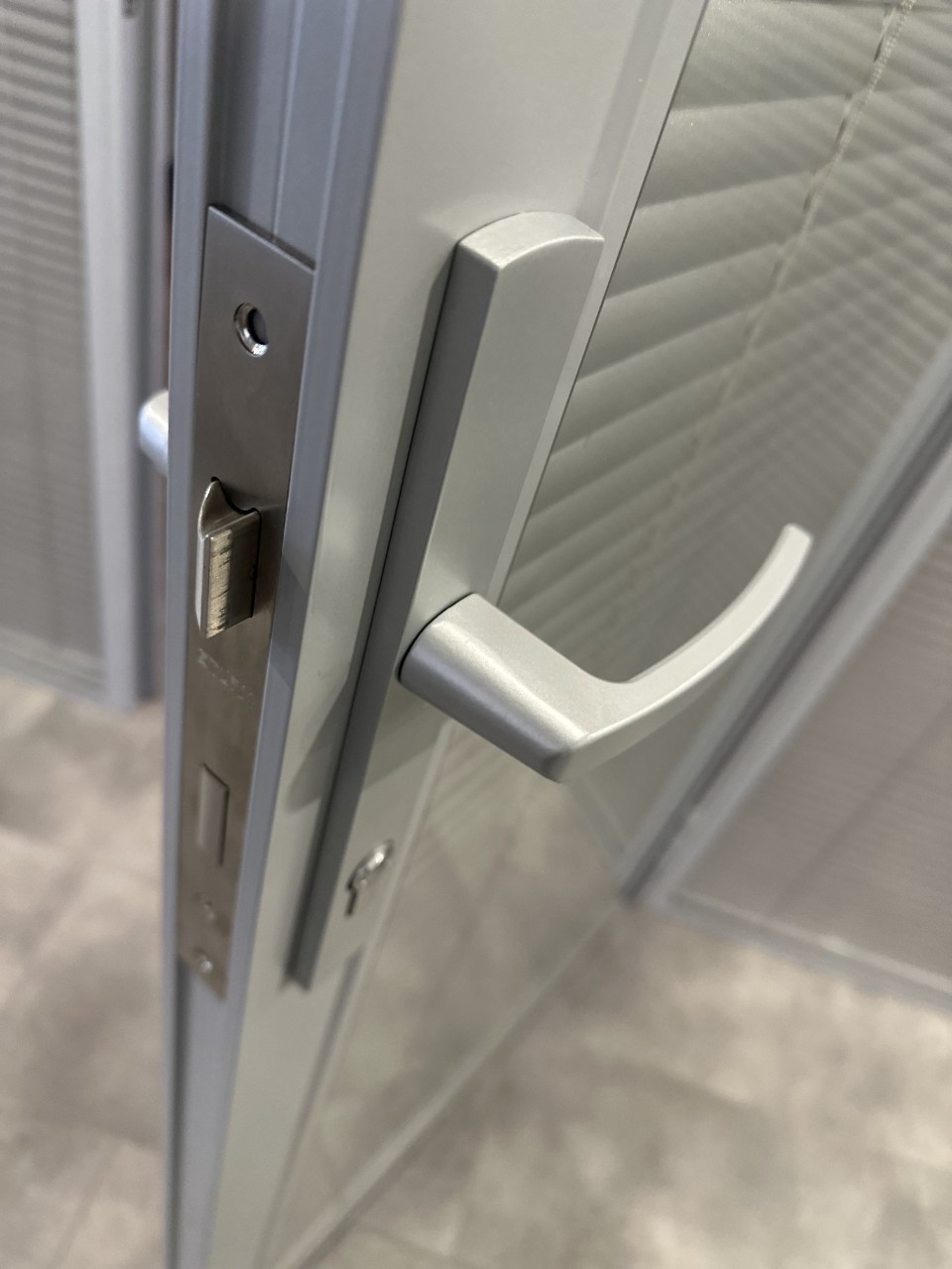 Ручка и замок каркасной двери