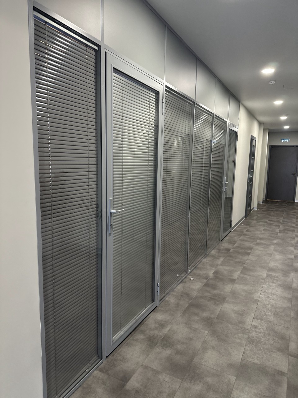 Перегородки с жалюзи для офиса