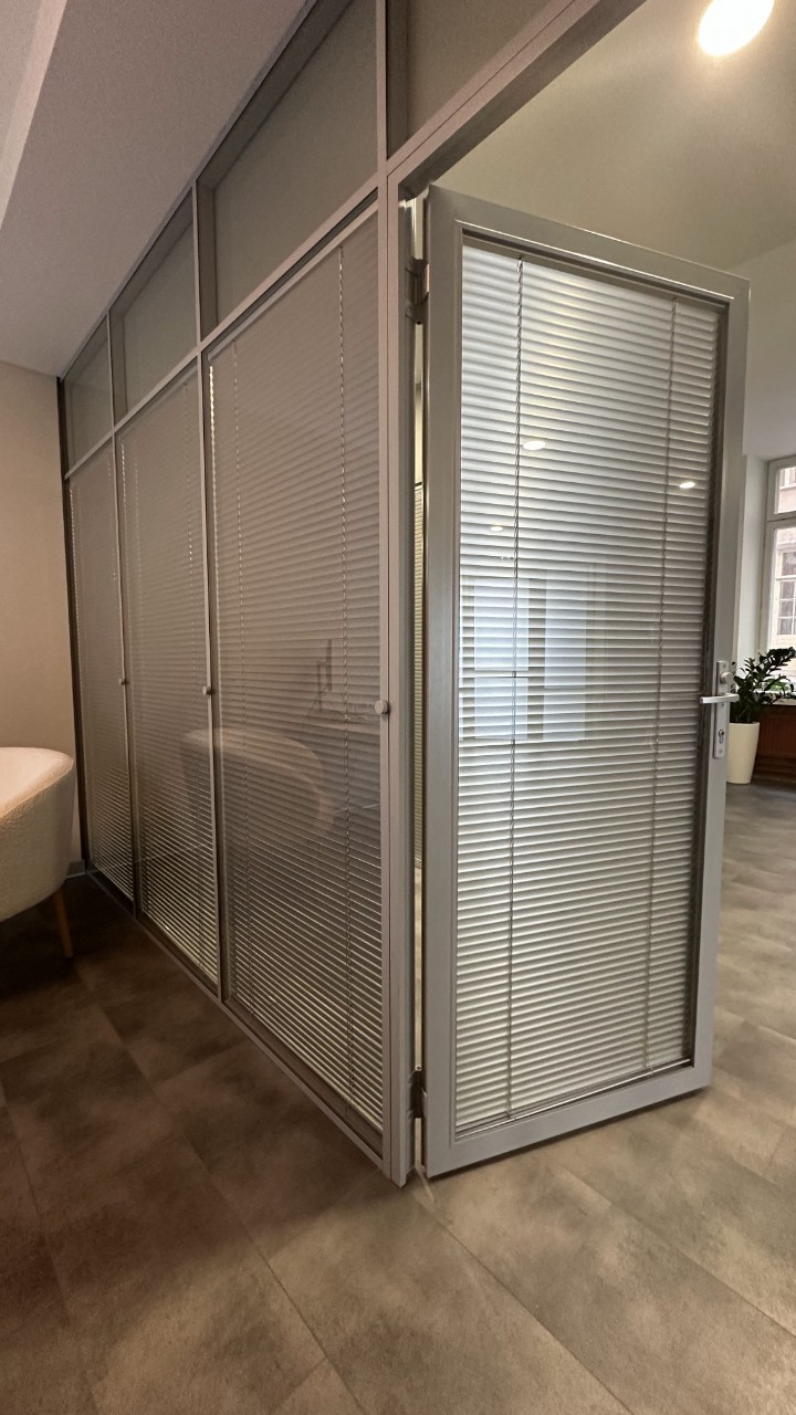 Перегородки и двери с жалюзи