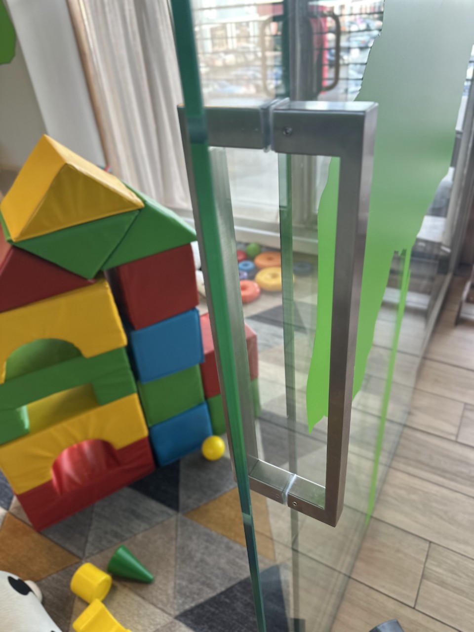 Стеклянные ограждения для семейного торгового центра