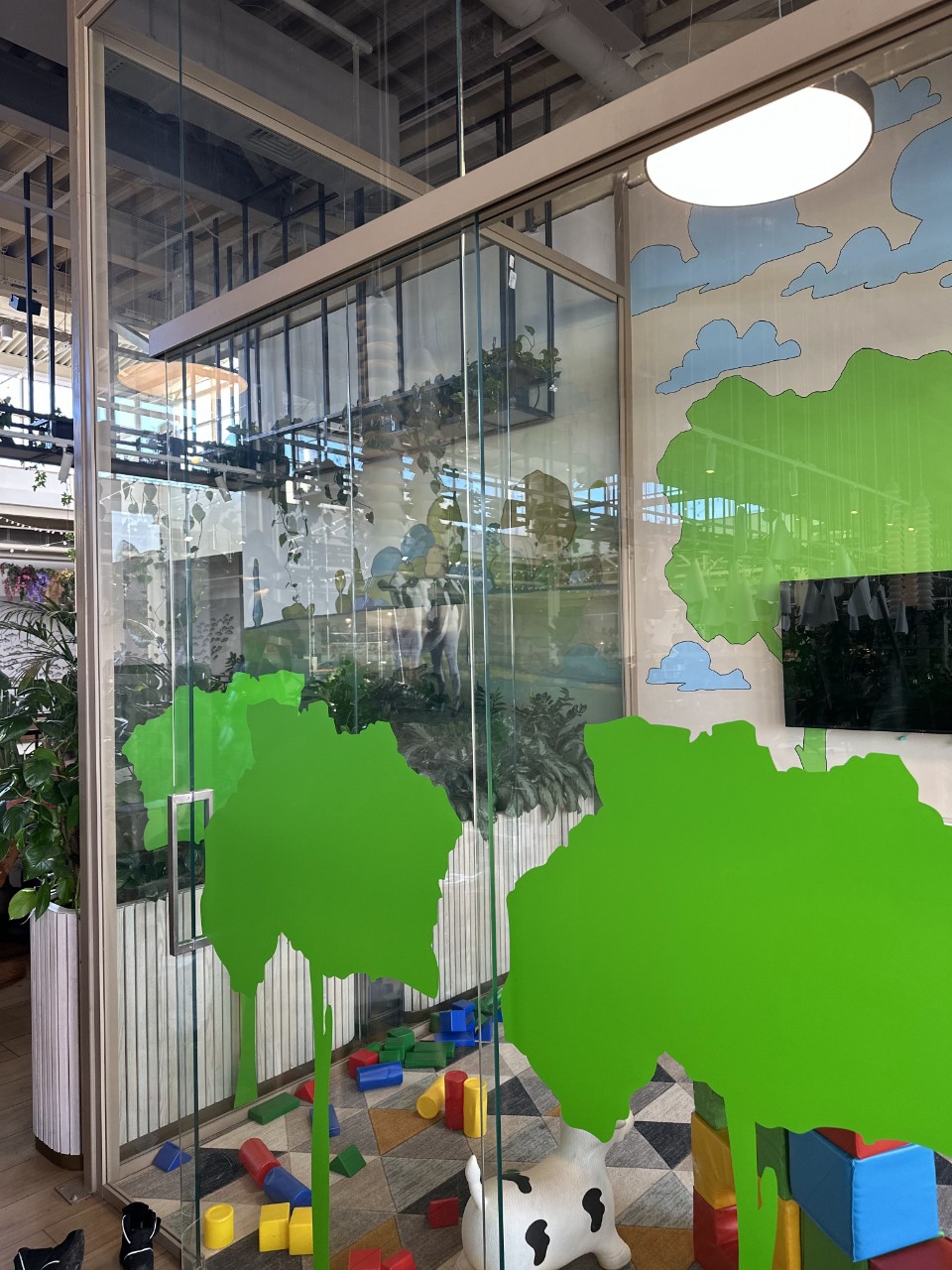 Стеклянные ограждения для семейных торговых центров