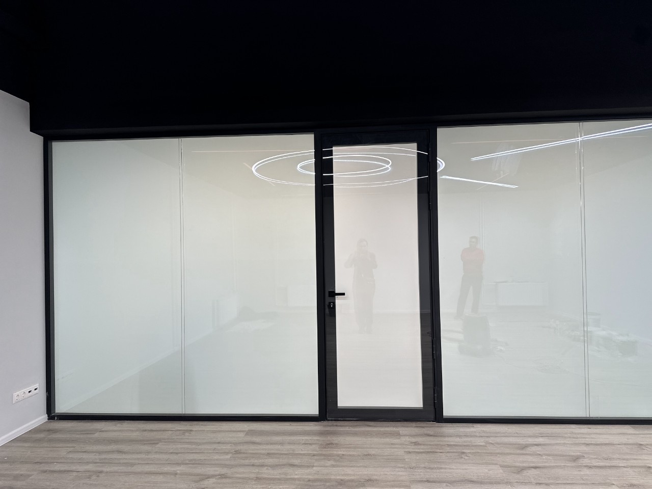 Стелянная перегородка из электрохромного стекла