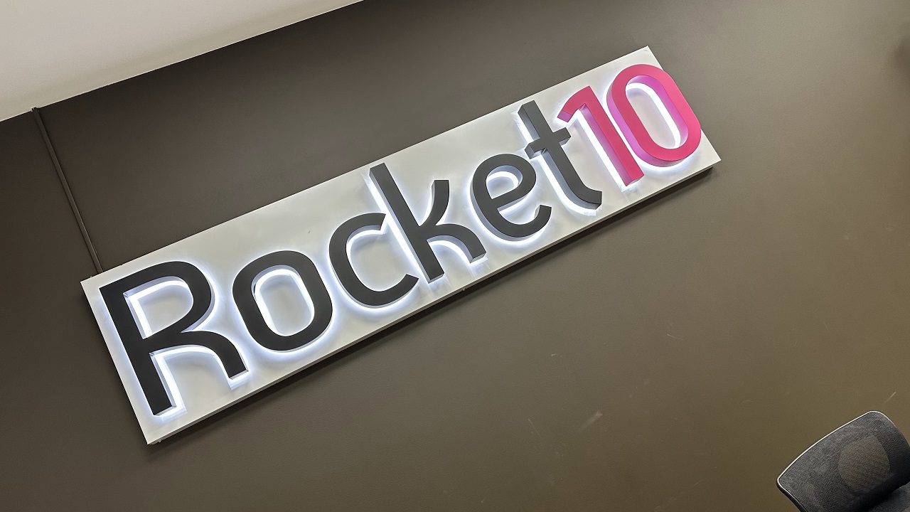 Стекло в рамке: как офис Rocket 10 разделили перегородкой без потерь света