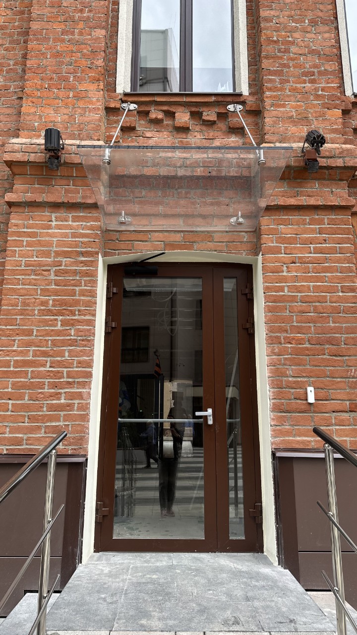 Козырёк над входом