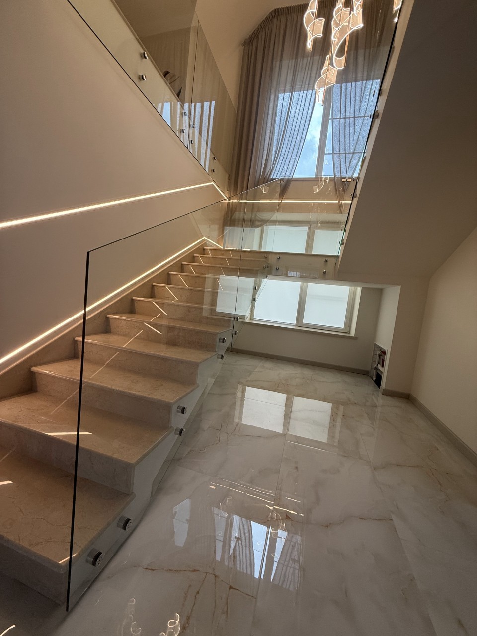 Стеклянное ограждение лестниц