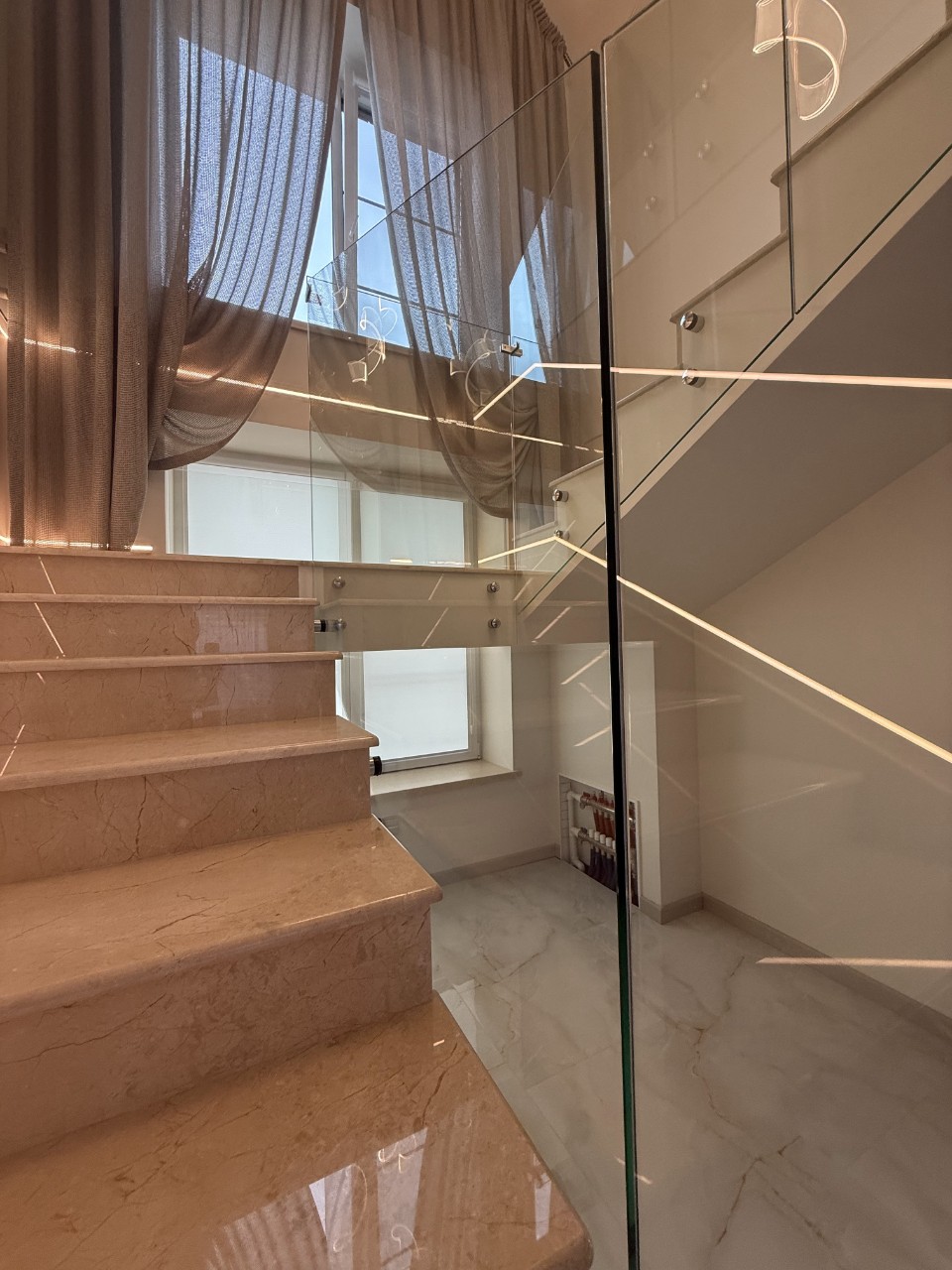 Стеклянное ограждение лестницы