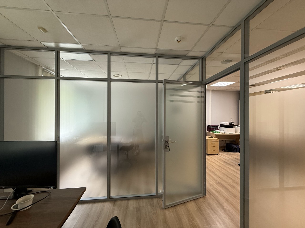 Перегородки из матового стекла для офиса
