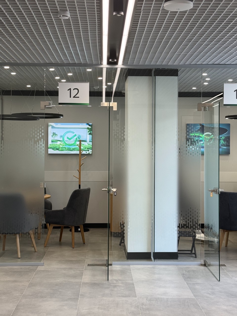 Стеклянные ограждения для рабочих мест и переговорных банка