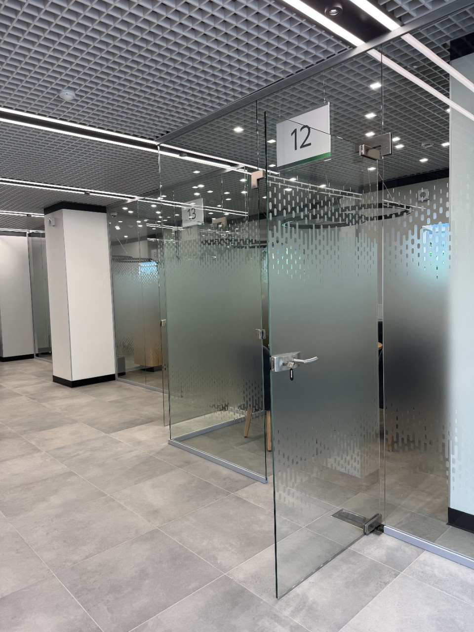 Стеклянные ограждения для кассы банка