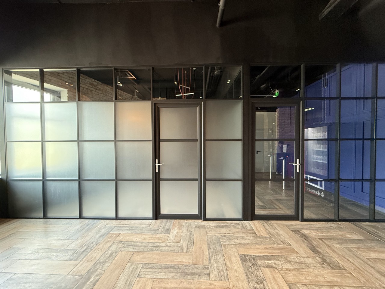 Каркасные стеклянные перегородки и двери для офисов