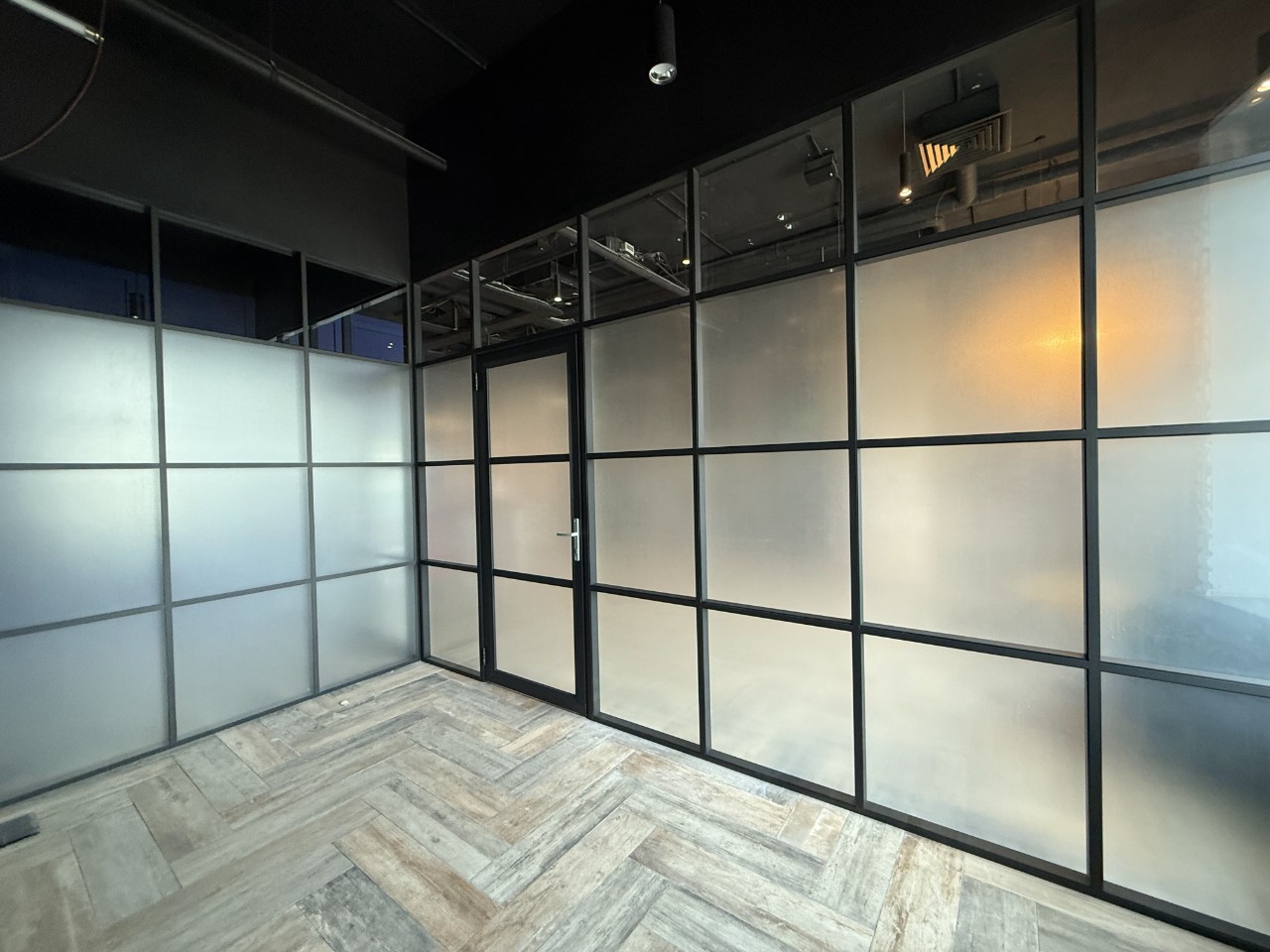 Перегородки из матового стекла стационарные