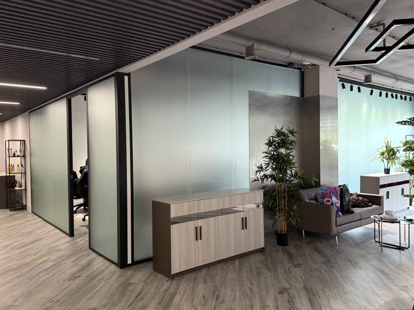 Стационарные перегородки и двери для офиса