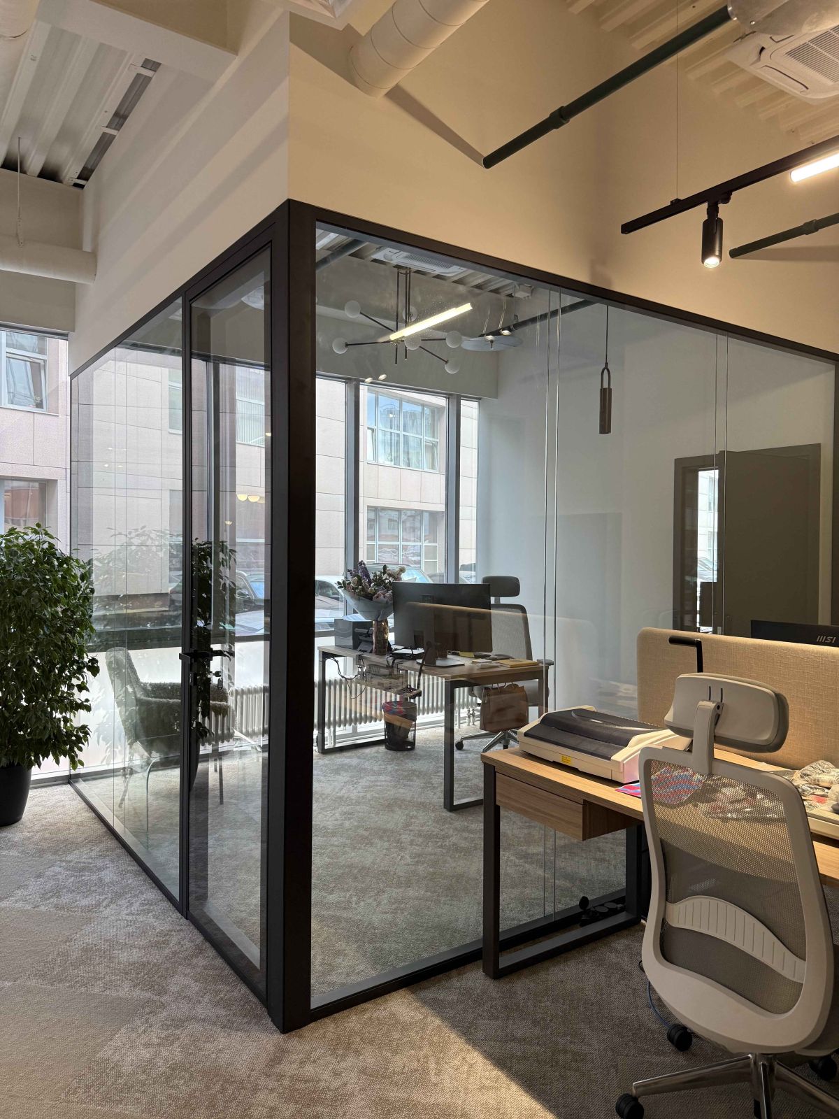 Цельностеклянные перегородки с двойным остеклением