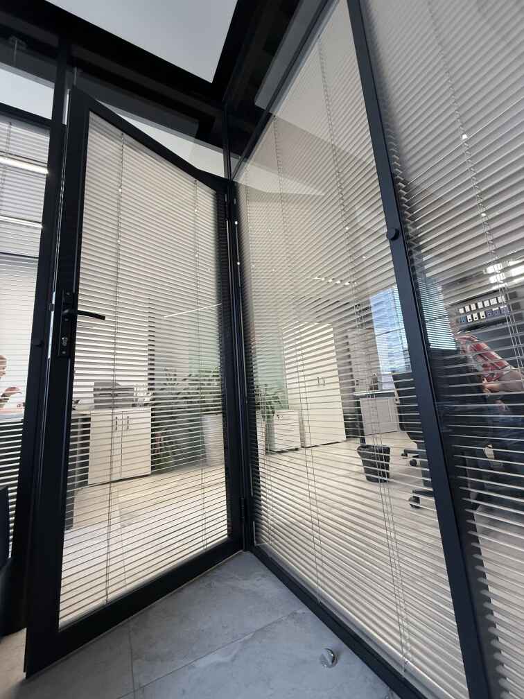 Перегородки с жалюзи для офисов