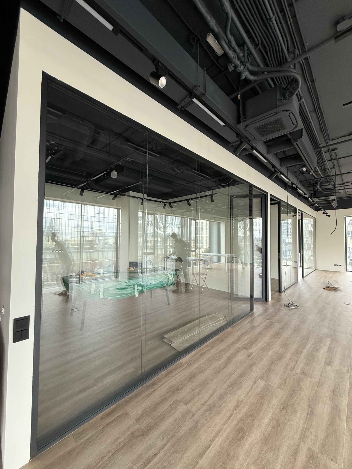 Каркасные перегородки и распашные двери