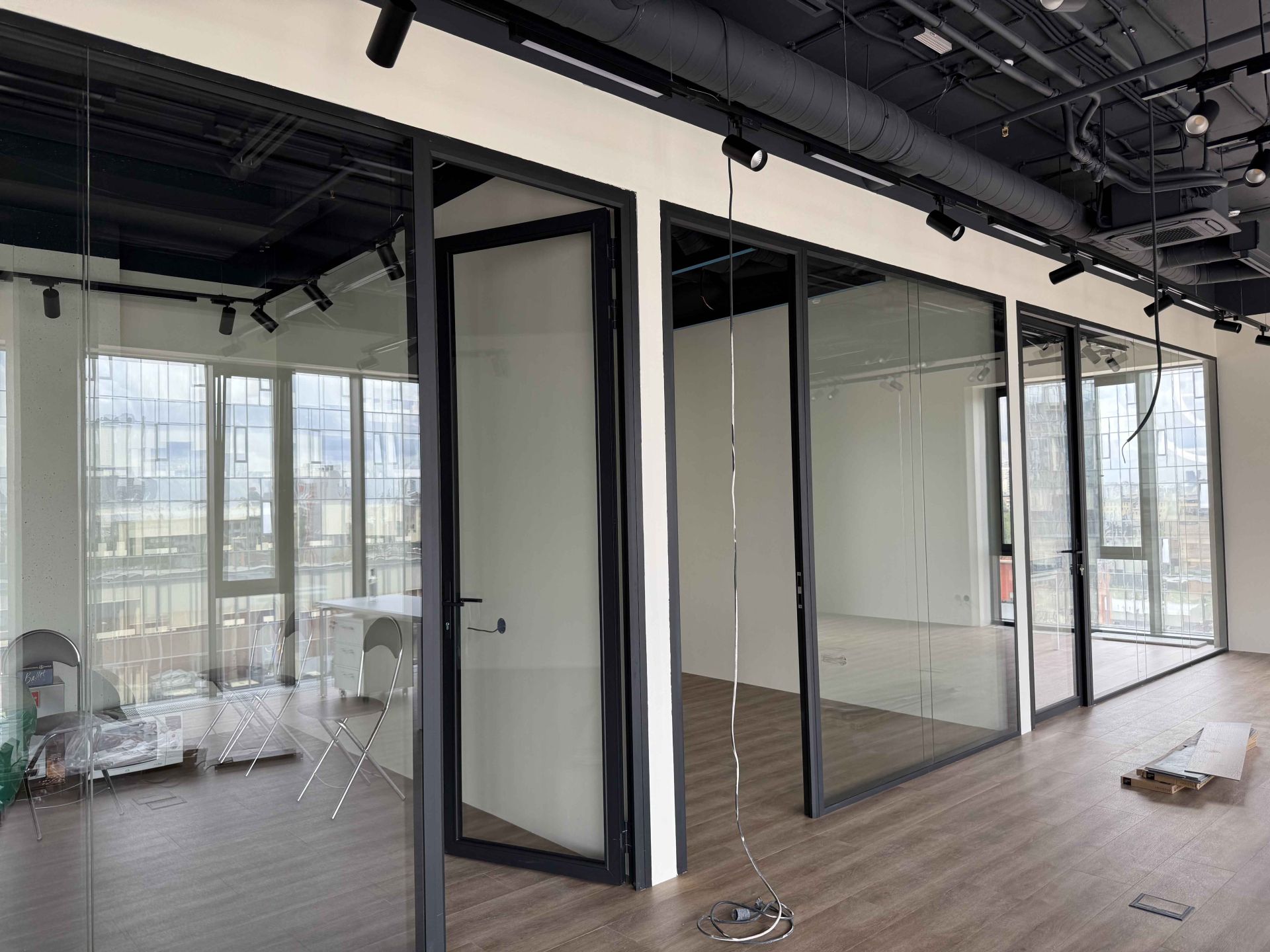 Каркасные перегородки и двери для офиса