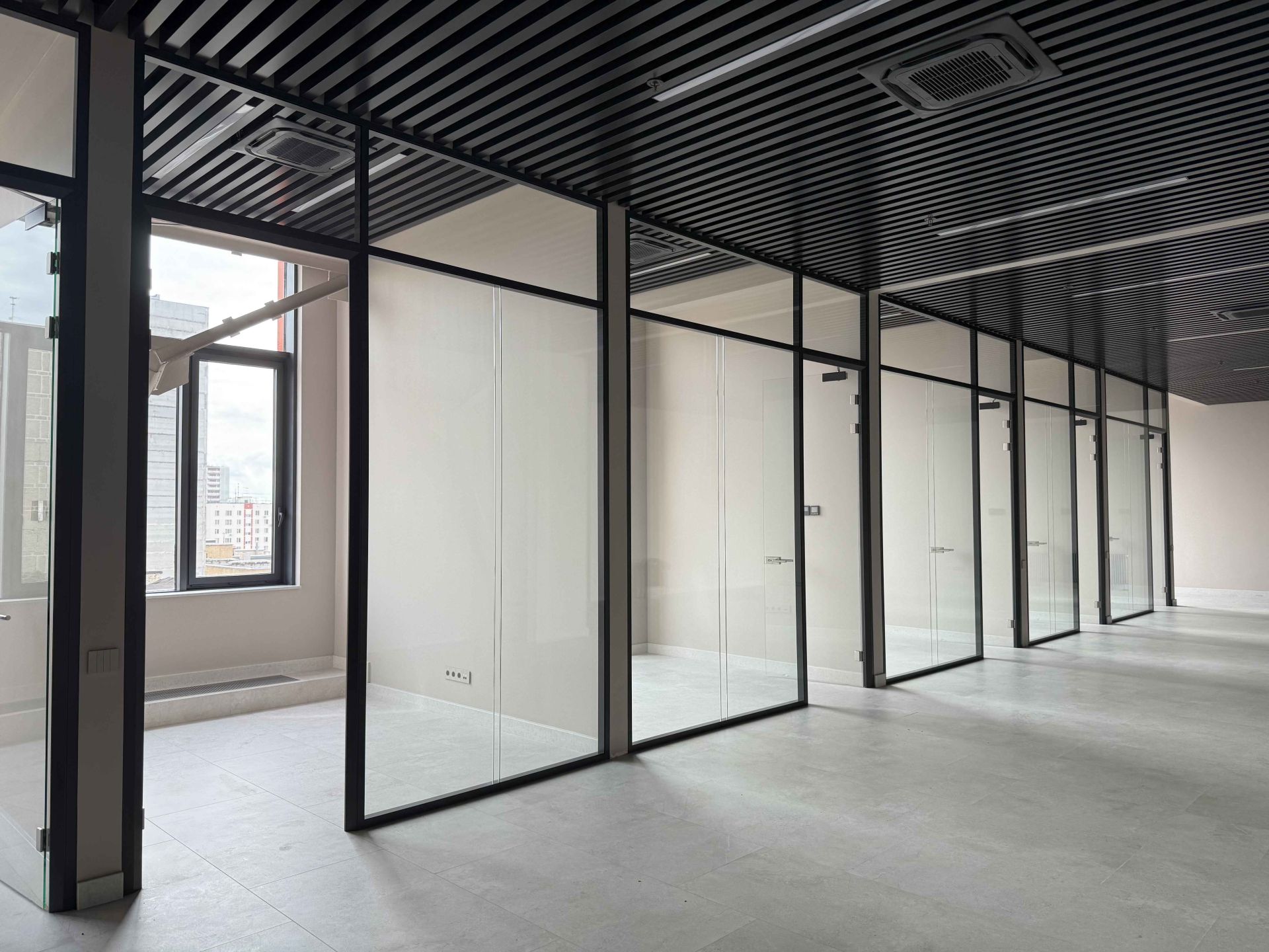 Каркасные перегородки и распашные двери