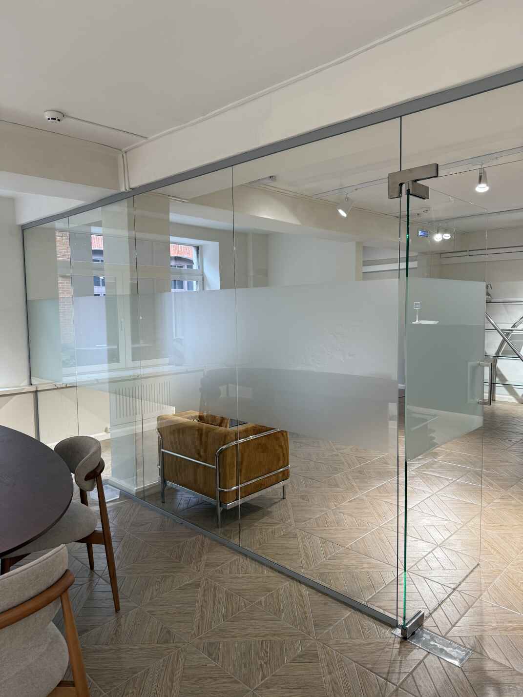 Цельностеклянные перегородки