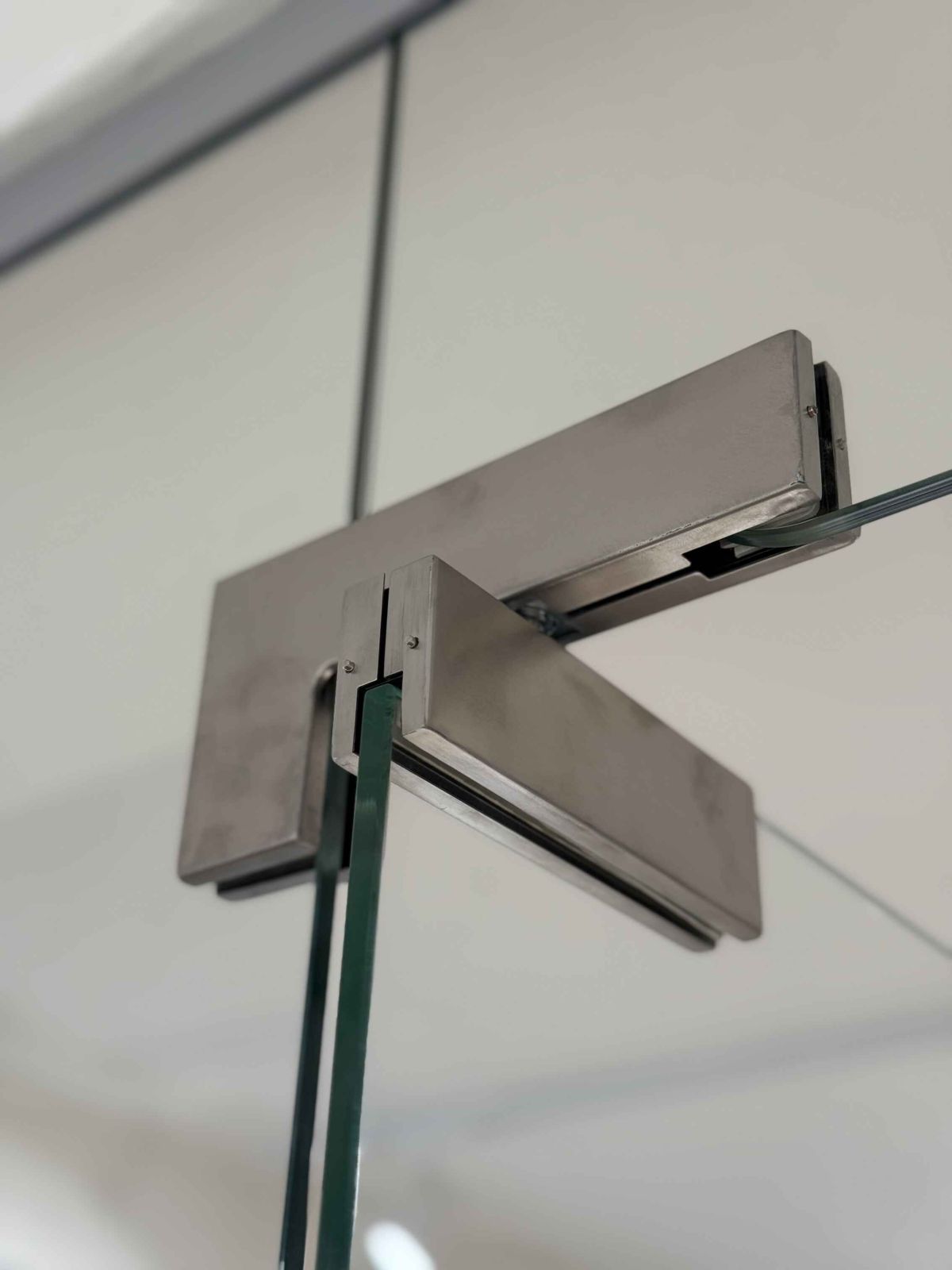 Петля цельностеклянной двери