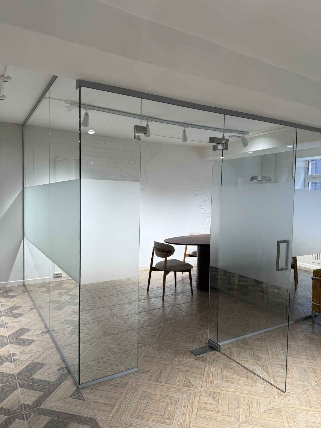 Цельностеклянные перегородки и двери