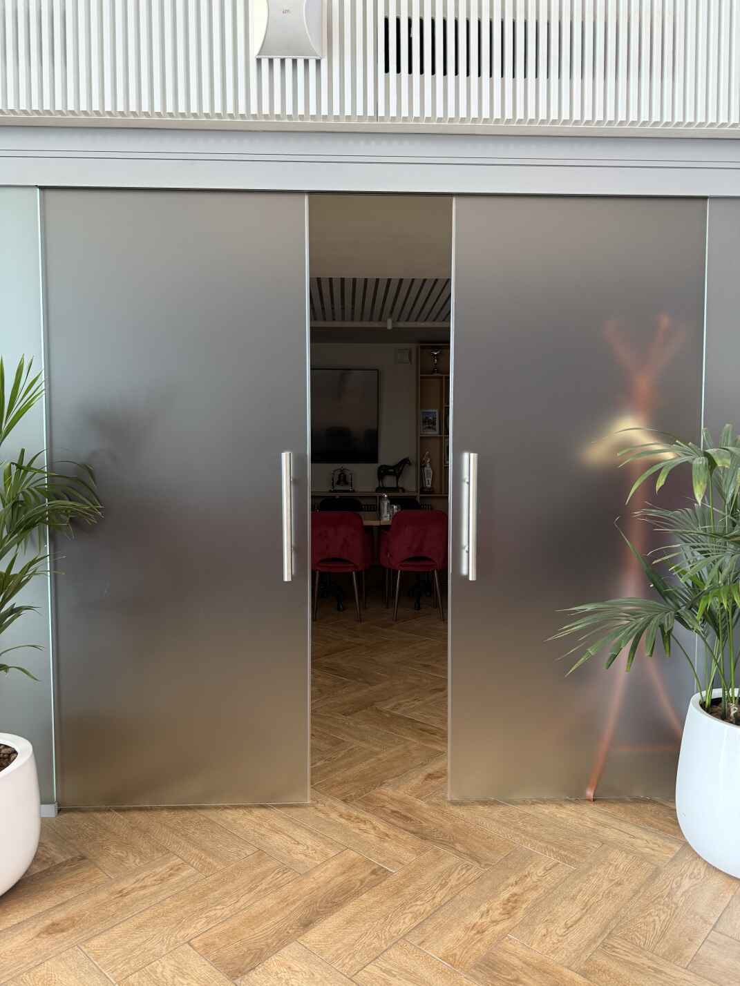 Раздвижные цельностеклянные двери  с боковыми панелями