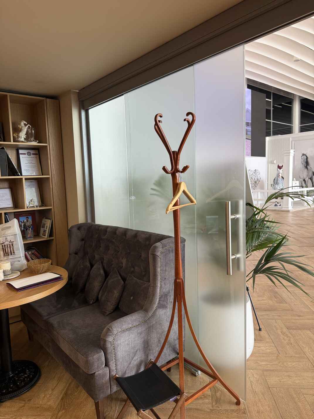 Раздвижные цельностеклянные двери 