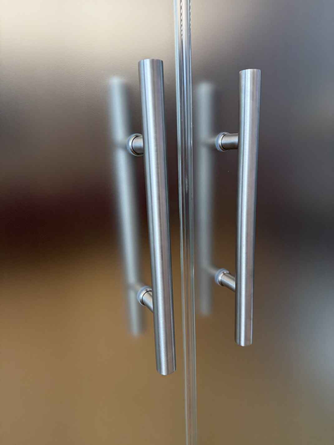 Раздвижные цельностеклянные двери  с ручками