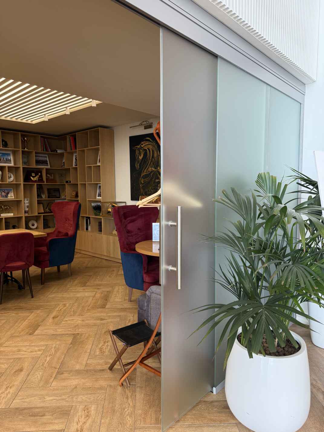 Раздвижная цельностеклянная дверь