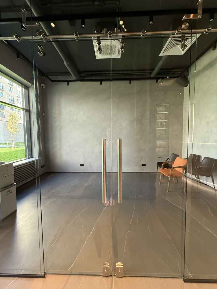 Раздвижные стеклянные двери с боковыми панелями