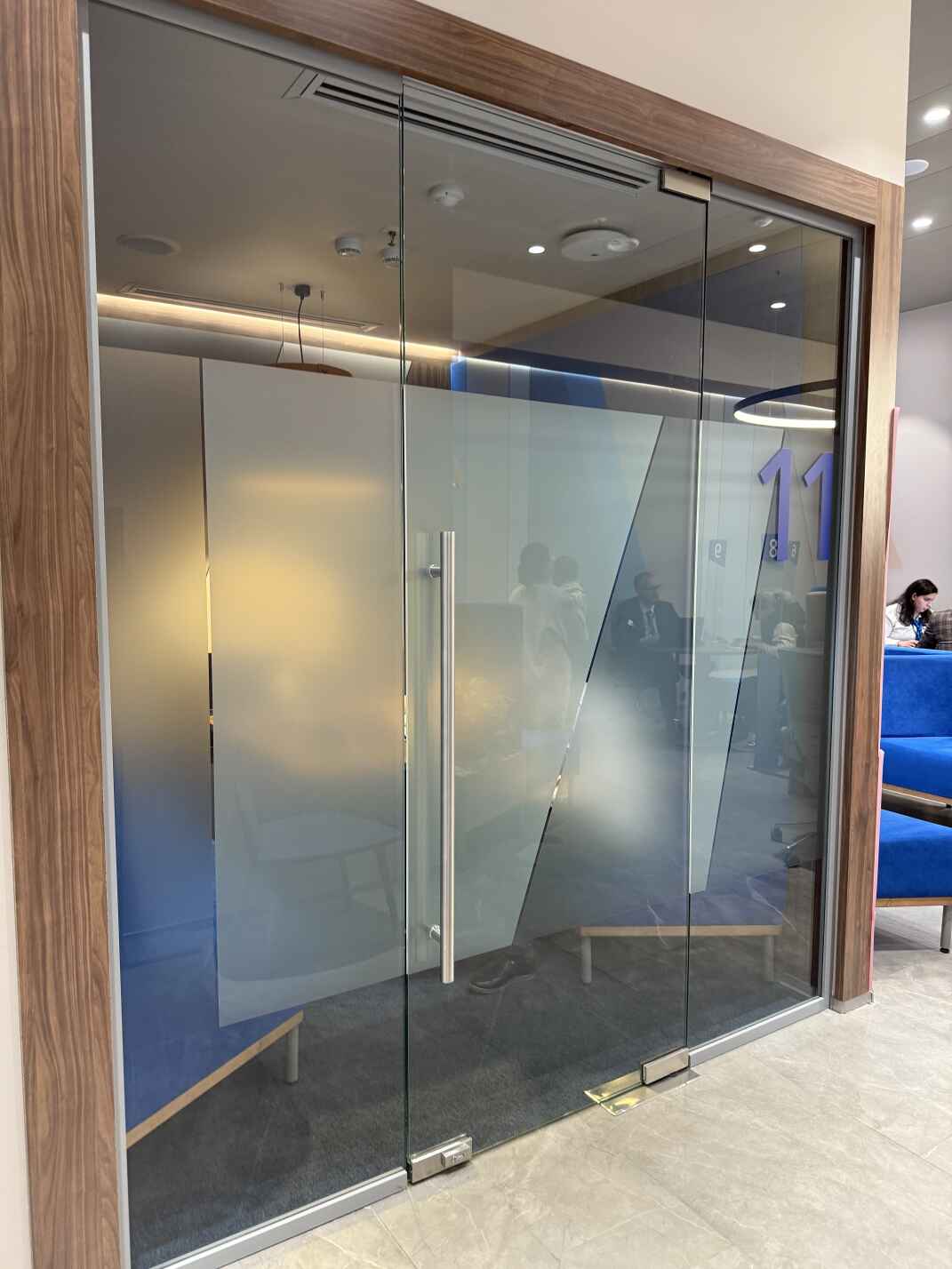 Цельностеклянная дверь