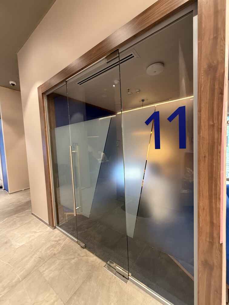 Цельностеклянные перегородки и маятниковые двери