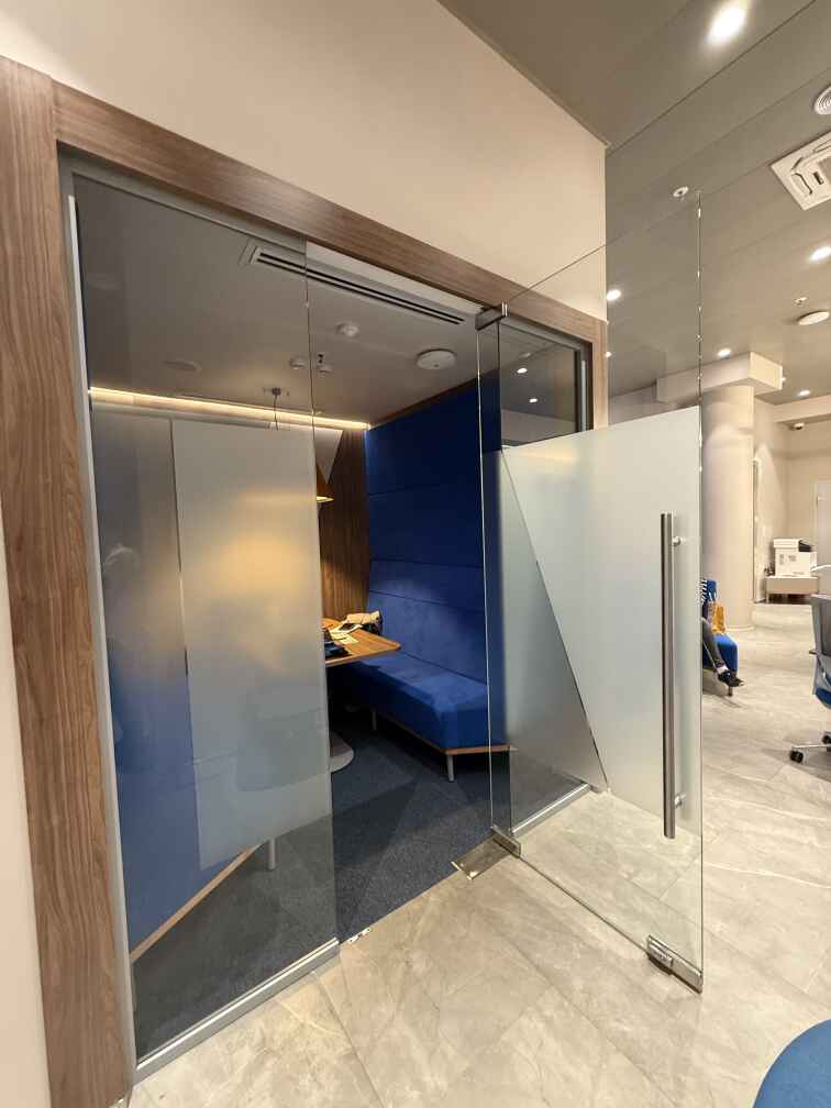 Цельностеклянные перегородки и распашная  дверь