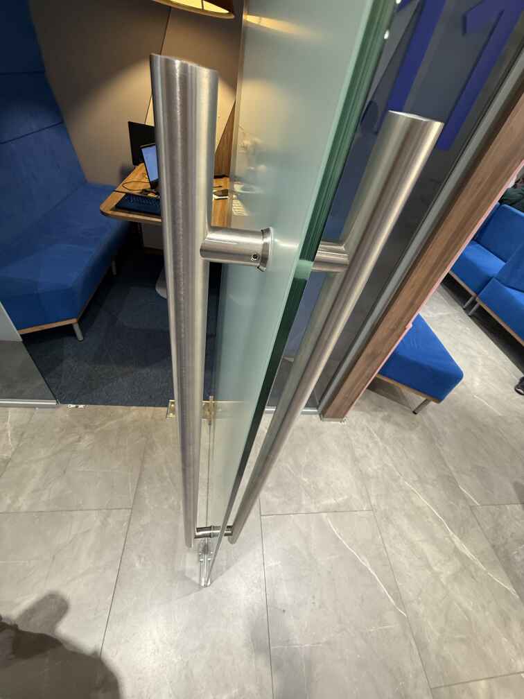 Руки цельностеклянной двери