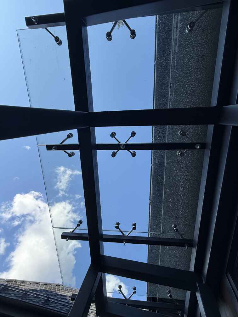 Козырёк из стекла с опорами