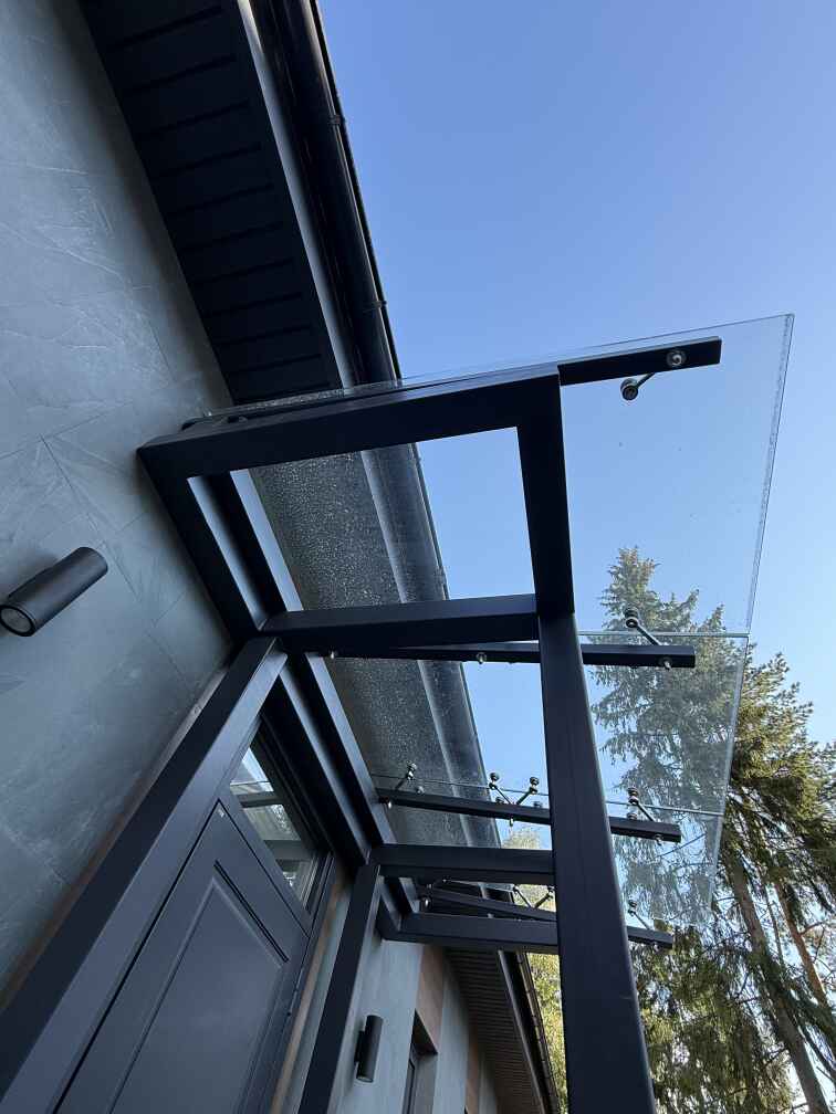 Козырёк из стекла и металла