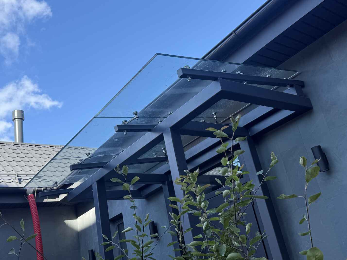 Козырёк из стекла над входом