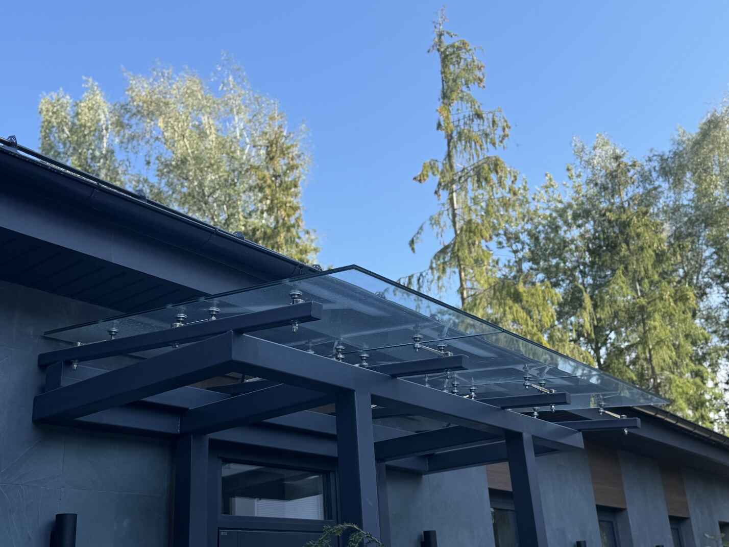 Вход со стеклянным козырьком