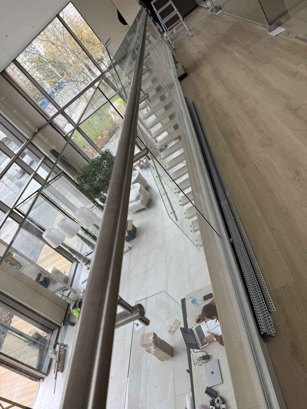 Цельностеклянное ограждение с перилами